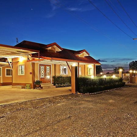 Rojanavee Resort Накхоннайок Экстерьер фото
